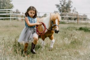 kleines Mädchen mit ihrem Pony